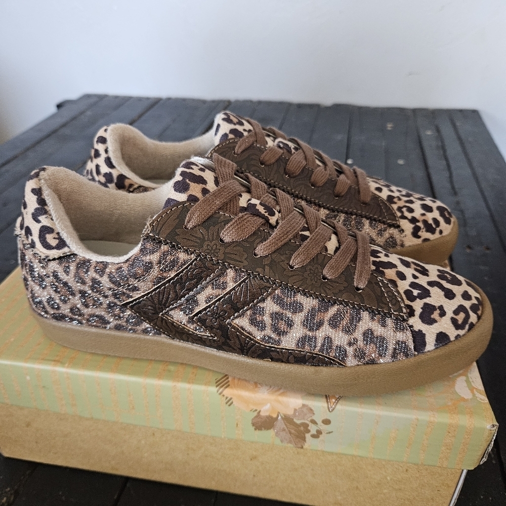 Very G NWT Women's Champ Leopard Print Sneakers Faux Tooled Leather Brown Tan